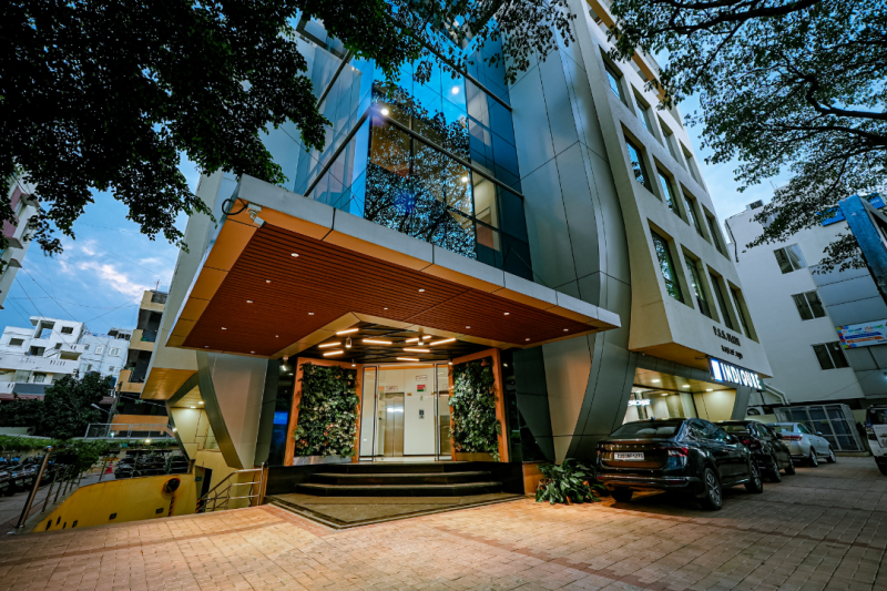 IQ Plaza